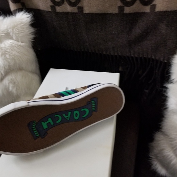 Coach Signature Sneaker - Picture 3 of 4